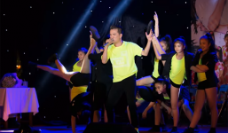 Mr Đàm trổ tài hát song ngữ trong đêm nhạc 'Biển tình'